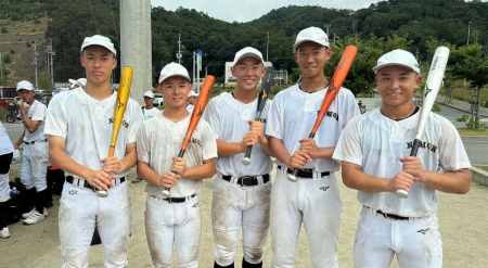 【高校野球】南北海道代表・札幌日大に、ロッテ村田修一コーチから金属バットのプレゼント