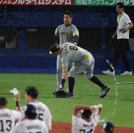 阪神・岡田監督「全部、引っ張りやんか」　7年ぶりの1試合4併殺打で真夏の9連戦黒星発進