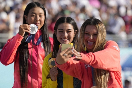 「3選手の母親が日本人」スケボー女子パーク表彰台　2大会連続“独占”「日本の母強し」