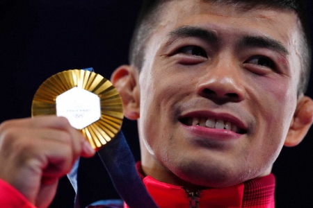 文田健一郎「月並みですけど…今まで獲ったどのメダルよりも重くて…」金メダルにキス　万感の表彰式