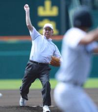 【甲子園】“怪物・江川”が始球式　山なりボールでワンバウンドに「これが50年間の時間」「幻の球場」