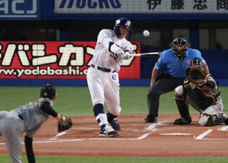 ヤクルト・村上がカミナリV弾！雷鳴とどろく神宮で先制21号　巨人・岡本に4本差の独走