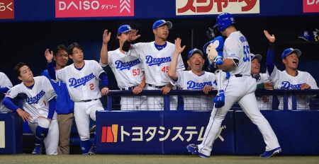 中日が初回に2発5得点の猛攻で巨人に快勝　中田が腰の張りで離脱も12安打9得点と打線が奮起