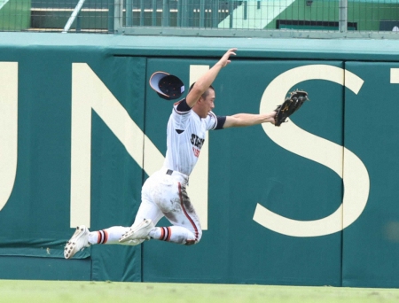 【甲子園】「守備力ハンパない！」木更津総合の左翼手・山口がスーパーキャッチ　聖地沸かせる