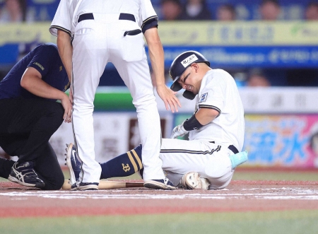 オリックス・森は軽症を強調　病院行く予定は「ないです」自打球を左膝付近に当てて途中交代