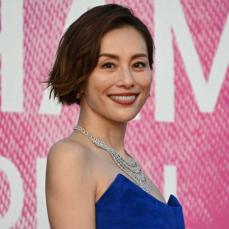 米倉涼子、キャップにメガネの“お忍びスタイル”で観劇　松本潤の舞台は「全部全部素晴らしかったです」