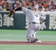 阪神・佐藤輝がまたもや痛い失策　初回2死二塁で一塁へ悪送球し先制点献上