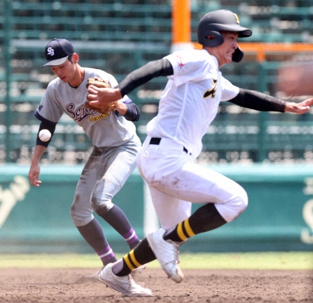 【甲子園】聖和学園の頭脳プレーならず？　審判団協議後に併殺→故意落球と判定