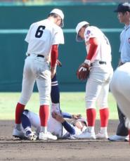 【甲子園】智弁和歌山　相手選手をレスキュー　足つるアクシデントで応急措置…球場に温かい拍手起こる