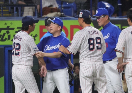 ヤクルト－中日であわや乱闘　死球に激高、両軍ベンチ飛び出し一触即発…「警告試合」に