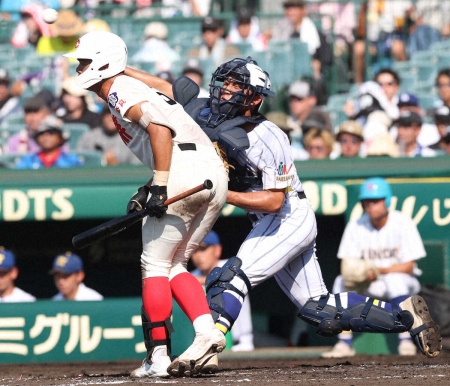 【甲子園】健大高崎のプロ注目捕手、箱山が強肩を披露　2度のピンチ“肩”で投手を援護