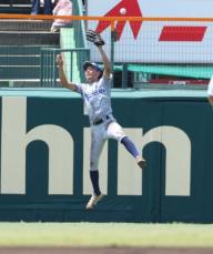 【甲子園】一度は弾くも…小松大谷の右翼手・石浦がスーパーキャッチで聖地沸かす「良い方のお手玉！」