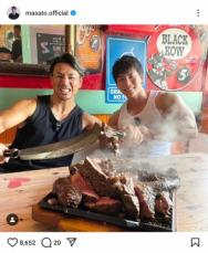 45歳・魔裟斗「5キロの肉を食べてきた」マッチョが並んだ2ショに「肉が似合う」「凄まじい」の声