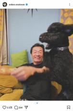 遠藤憲一「なんとしても欲しいらしい」パンを狙う愛犬との仲良し2ショに「躍動感がすごい」「楽しそう」