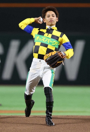 佐賀競馬・飛田愛斗騎手が始球式　「また呼んでもらえるように」