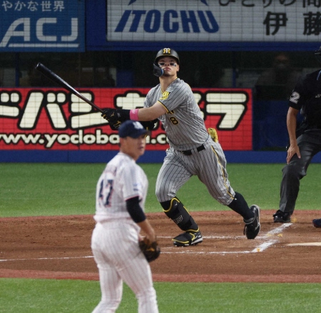 阪神・佐藤輝、神宮の空に一筋の虹架けた！2試合連発13号2ランを自画自賛「いいスイングができました」