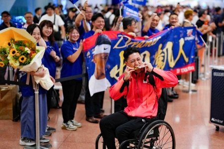 車いすテニス・小田凱人　輝く笑顔と金メダル！帰国にファン100人　18歳王者に大歓声