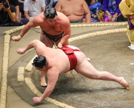 霧島　過去1勝11敗の天敵・隆の勝から白星「やっと連敗止めましたね」前に出る意識で3連勝呼ぶ