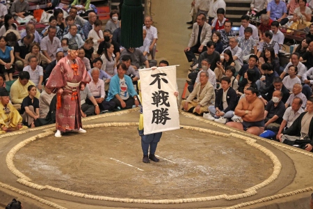 貴景勝　首痛で欠場　大関復帰ならず　来場所の平幕下位への転落確実　師匠「相撲を続けたい気持ちは強い」