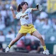 阪神　ファーストピッチセレモニーに女子テニス・加藤未唯が登場「肩には割と自信が」　剛速球にどよめき