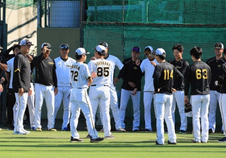 今季限りで現役引退する阪神・秋山が練習前にあいさつ　投手陣の円陣で