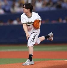 パリ五輪金メダルのフェンシング・飯村一輝が京セラで特別始球式　試合本番と「結構同じレベルで緊張」