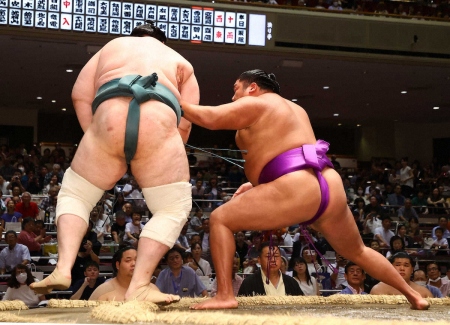 十両・尊富士が6連勝！出足の勢い止まらず、塩まきも勢い余ってしまい…審判部から注意