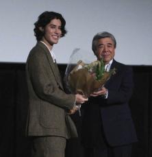 寛一郎　ヒグマの恐怖と闘いながら撮影　主演映画「シサム」公開初日舞台あいさつ