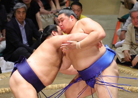 大の里　平戸海との同学年対決制し単独首位7連勝！　追う霧島1敗キープ　琴桜は前半戦で2敗目