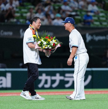 西武・岡田雅利　引退セレモニーに中川家・礼二がサプライズ登場で花束「また飲みましょう」