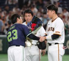 巨人・坂本勇人　意地の適時打もチームは10安打10残塁で2連敗　試合後にはサカチョーで青木に花束贈呈