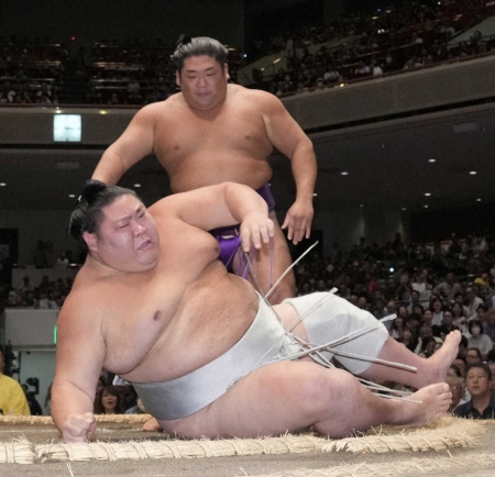 尊富士が7連勝！関取最重量206キロの剣翔を圧倒　前日注意の塩まきは控えめ「昨日の今日なので」