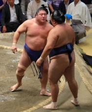 幕内復帰2場所目の若隆景が玉鷲を寄り切って6勝目　