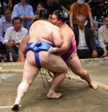 大の里　無傷の8連勝で中日勝ち越し！　追う霧島は宇良を押し倒し1敗死守