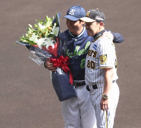 引退表明のヤクルト・青木へ阪神・岡田監督が花束贈呈　甲子園場内から大きな拍手