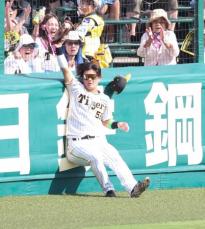 阪神・前川が初回2死満塁でスーパーキャッチ　フェンス激突の衝撃で落球寸前も執念でつかみ直す