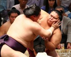 31歳・御嶽海が24歳の王鵬に土俵際逆転勝ち「おじいさんの悪あがきです」