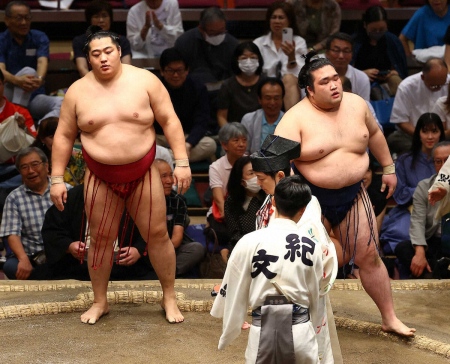 遠藤　右へ左へ、変幻自在の立ち合いで勝ち越し王手　明石家さんまからの化粧まわし贈呈案も励み？