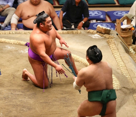 尊富士が負けた…東白龍の引きについていけず「負けは負け」相撲を取っての黒星は178日ぶり