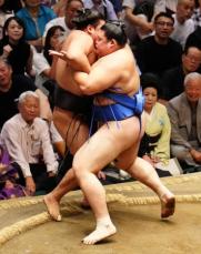 大の里10勝目！　1差の霧島下し単独首位キープ　高安、錦木、若隆景が勝ち越し決める