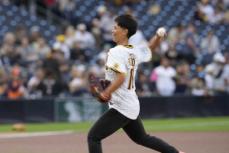 女子野球日本代表・里　最も尊敬するダルの前で始球式に感涙「ちょっと感情が高ぶっている」