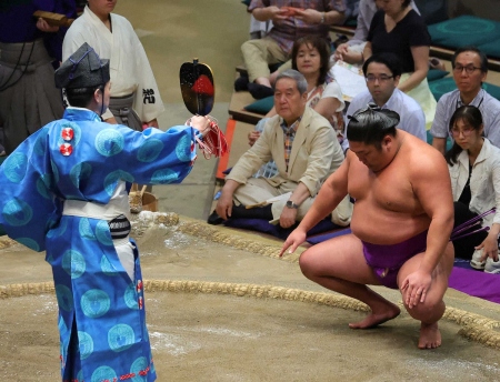 十両単独首位の尊富士が千代翔馬を破って11勝目　2差に広げ13日目V決定の可能性も「意識してない」