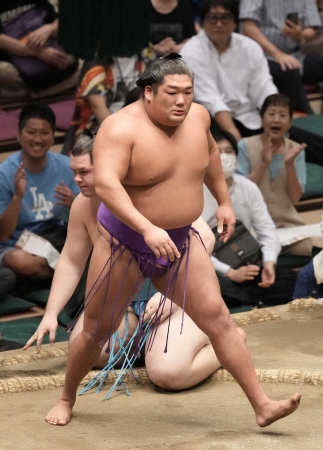 尊富士が十両V王手！獅司を圧倒して12勝目「自分の相撲を取るだけ」あと1勝で幕内復帰濃厚に