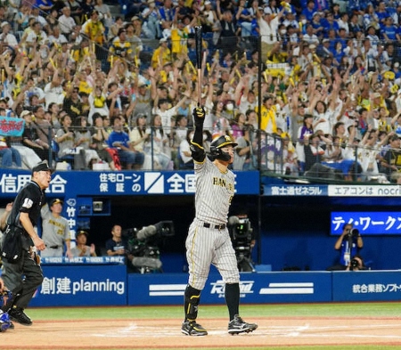 阪神・佐藤輝　「もう完璧な一発」自画自賛の特大15号決勝ソロで首位巨人に2差再接近