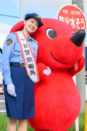 黒谷友香　千葉県警茂原署で一日署長　乗馬が縁で念願叶って就任