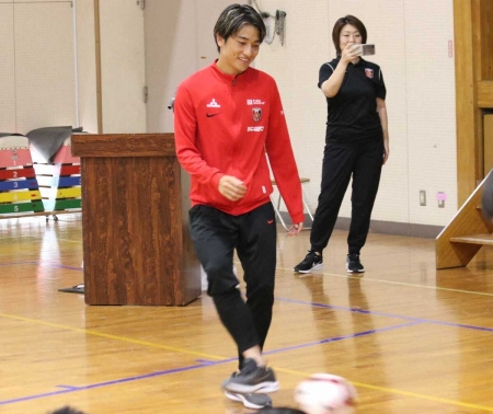 浦和MF小泉佳穂「試合前に食べるご飯は2つある」　児童からの質問で「勝負メシ」語る　小学校訪問