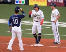 現役引退のオリックス・小田が代走で出場　交代の西野と抱擁、スペシャリストらしく途中出場で沸かせる