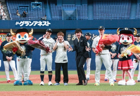 え?そっち?　オリックス　T－岡田、安達の引退セレモニーでサプライズ登場の2人が号泣で花束贈呈