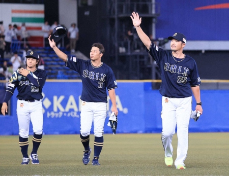 オリックスが連敗ストップ　引退のT―岡田、安達、小田が敵地最終戦のあいさつで大歓声浴びる