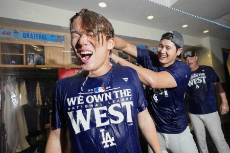 大谷翔平はメジャー初のシャンパンファイトで大はしゃぎ！右足負傷フリーマンは松葉づえで不参加